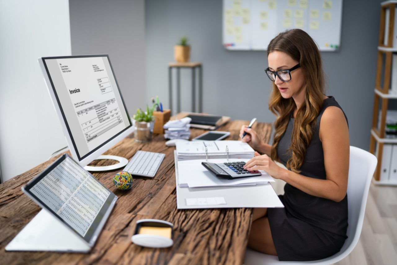 Profesional realizando tareas de contabilidad en su oficina