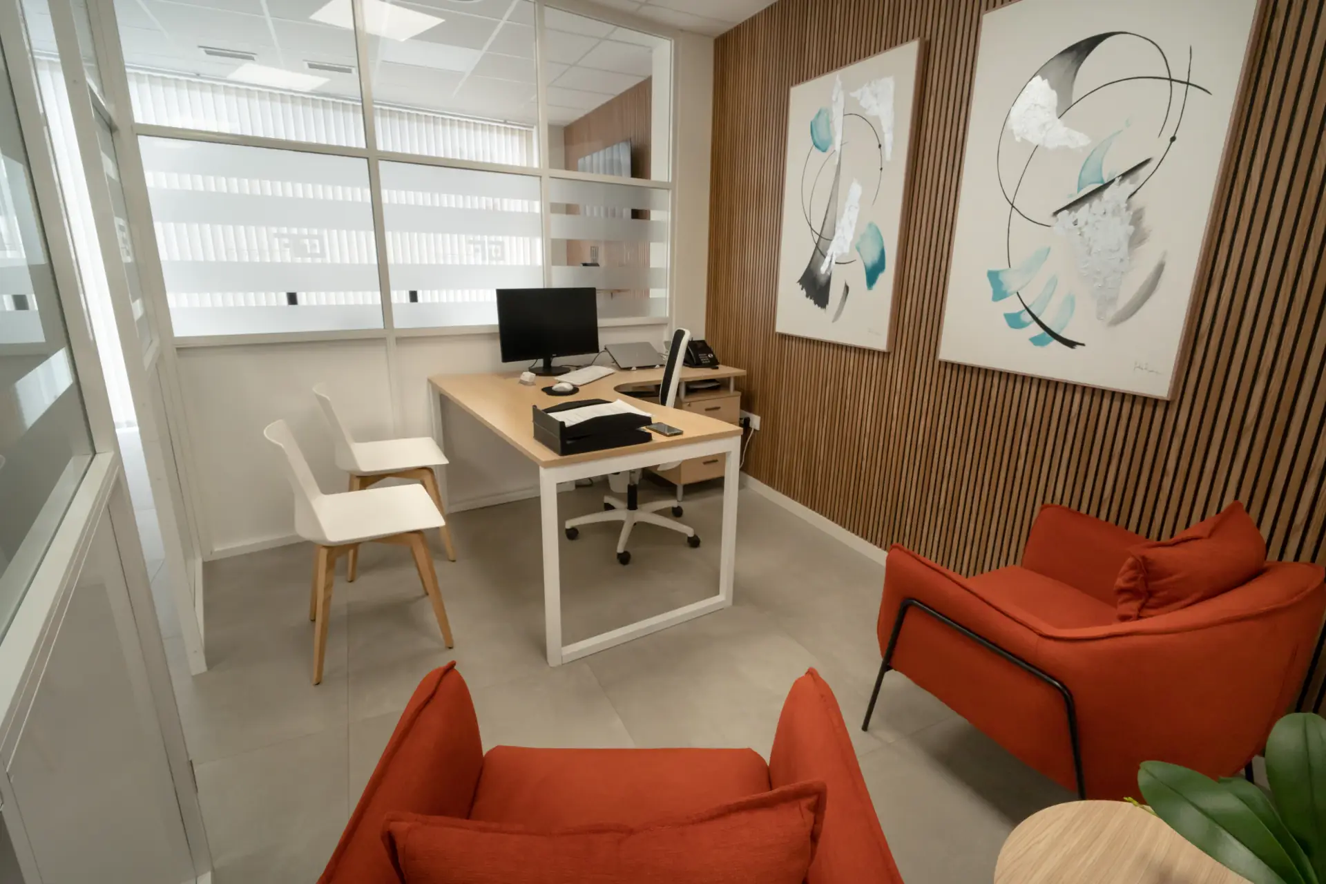 Sala de reuniones en la oficina de Calahonda