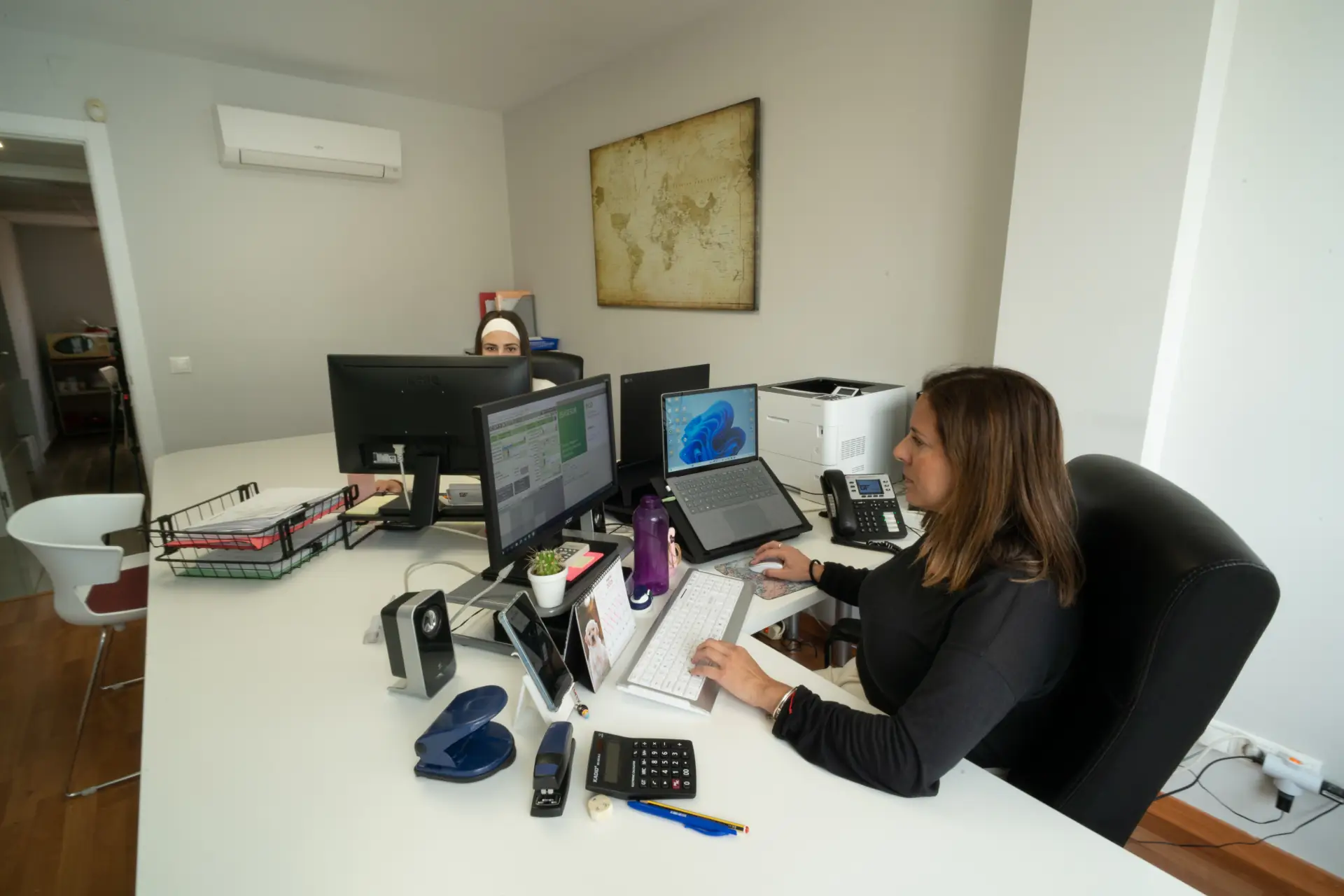 Profesional atendiendo desde la oficina de GF Asesores en Los Boliches
