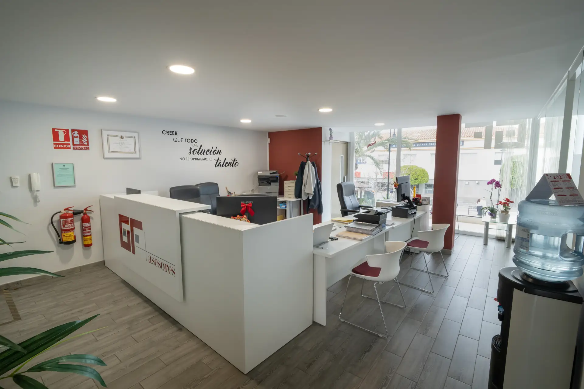 Recepción y zona de trabajo de la oficina de La Cala de Mijas